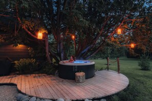 Outdoor spa tub - ōVive – Stunning River View, Design, Hot Tub & Tremblant (Huberdeau)