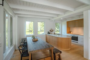 Fridge, microwave, oven, stovetop - ōVive – Stunning River View, Design, Hot Tub & Tremblant (Huberdeau)