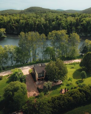 Exterior - ōVive – Stunning River View, Design, Hot Tub & Tremblant (Huberdeau)