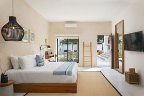 高级双人房, 1 张特大床 | 客房内保险箱、办公桌、笔记本电脑工作区、遮光窗帘