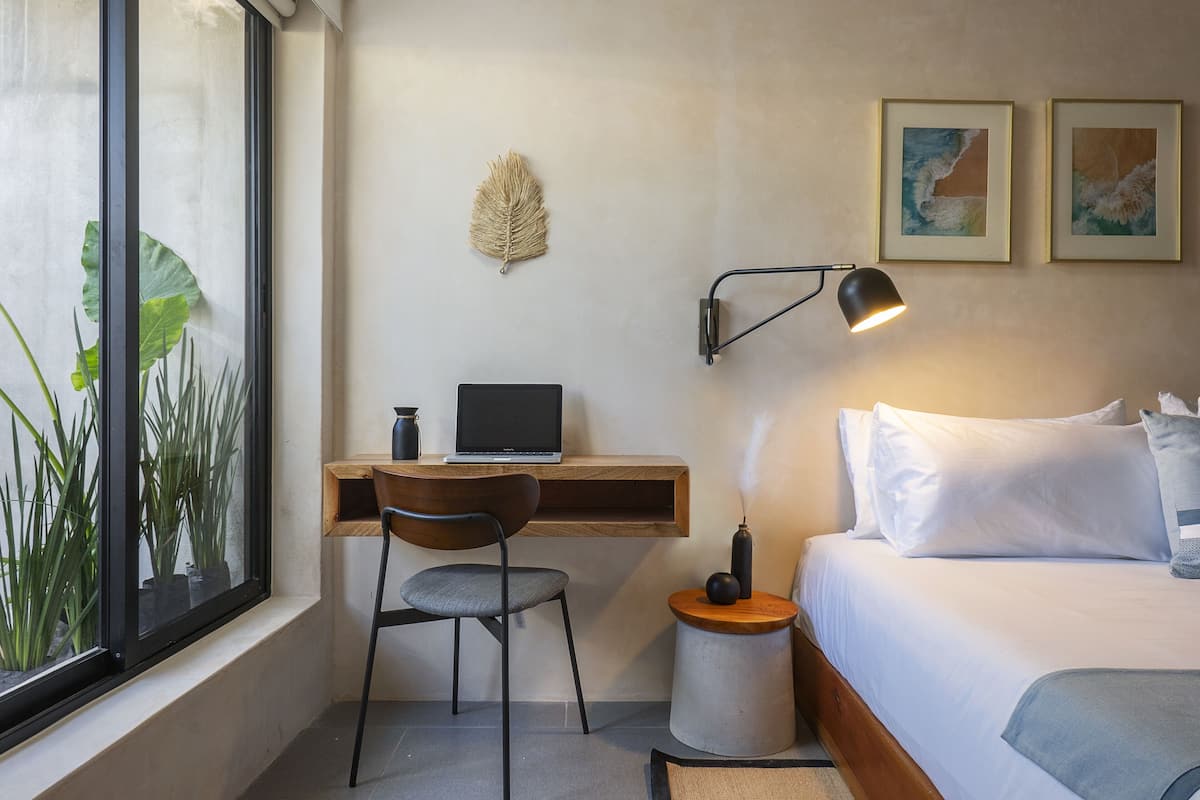 Deluxe Double Room, 1 King Bed | In-room safe, desk, laptop workspace, blackout drapes