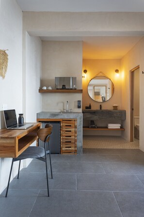 Deluxe Double Room, 1 Queen Bed, Courtyard View | Bathroom