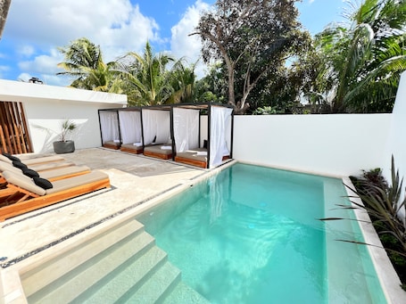 Una piscina al aire libre