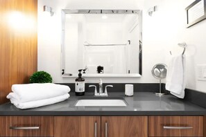 Ducha, secador de pelo, toallas y jabón