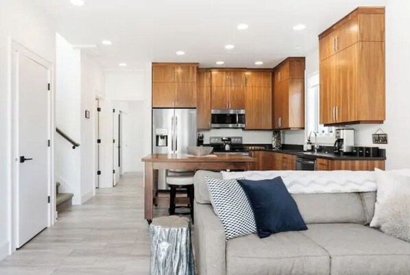 Smart TV - Spotless Modern Steps from the Best Shops and Restaurants. (Portland)