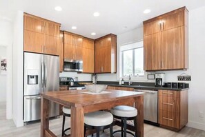 Fridge, microwave, oven, stovetop - Spotless Modern Steps from the Best Shops and Restaurants. (Portland)