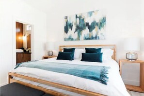 4 habitaciones, escritorio y tabla de planchar con plancha 