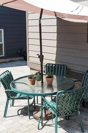 Outdoor dining - Spotless Modern Steps from the Best Shops and Restaurants. (Portland)