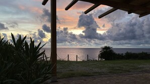 En uteplats med utsikt över havet och en molnig himmel.
