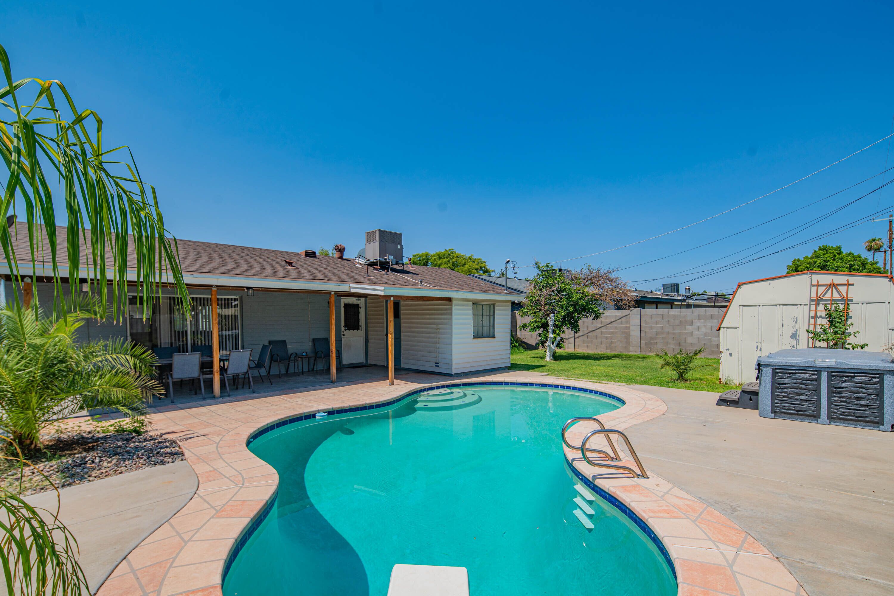 Newly-remodeled desert retreat with pool & hot tub! Fun for the whole family!