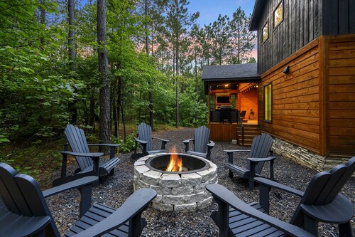 Pet-Friendly Cabin 5 minutes from town with stunning decor and views!