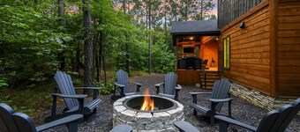 Pet-Friendly Cabin 5 minutes from town with stunning decor and views!