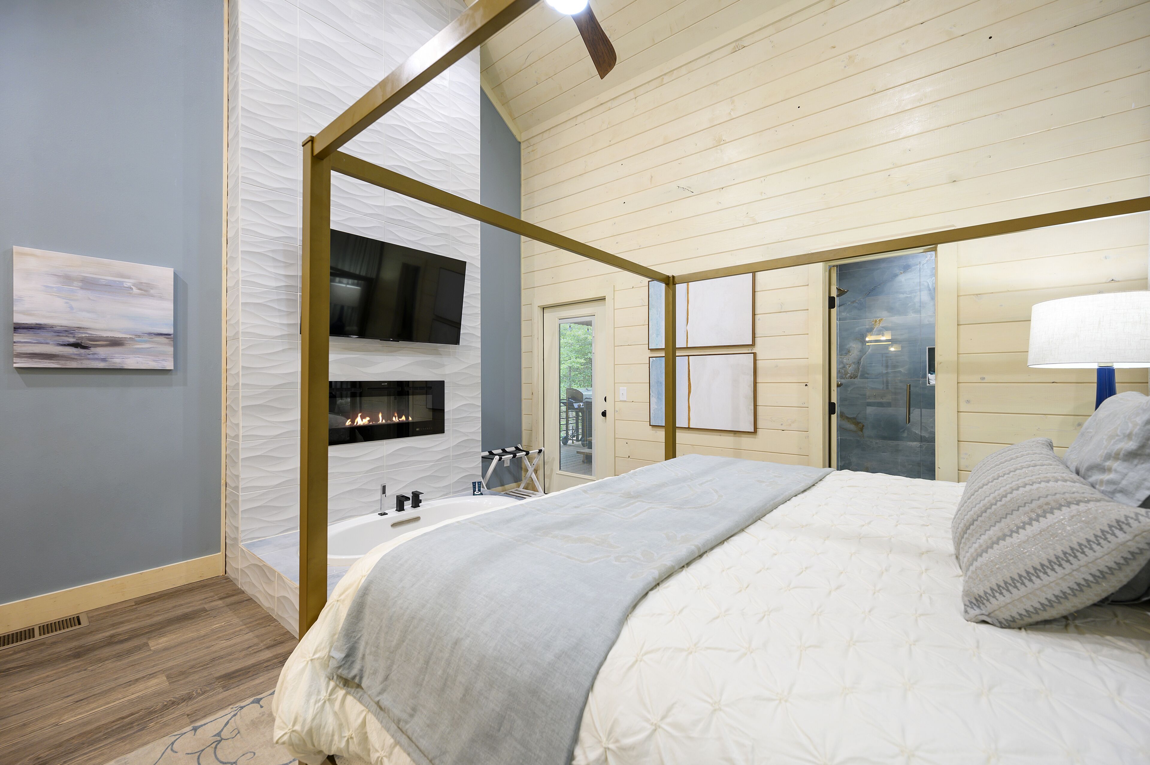 2 quartos, ferros/tábuas de passar roupa, berço de viagem