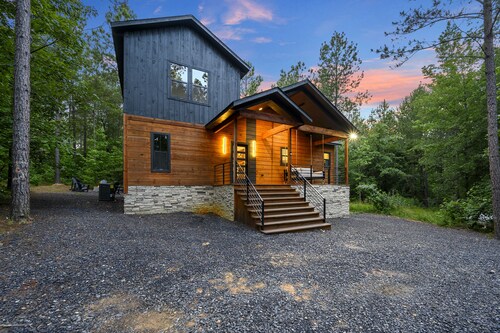 Pet-Friendly Cabin 5 minutes from town with stunning decor and views!