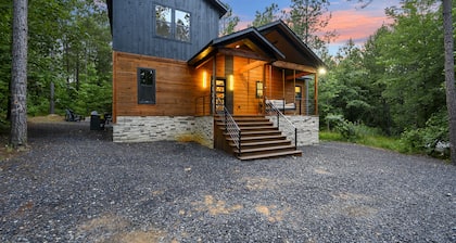 Pet-Friendly Cabin 5 minutes from town with stunning decor and views!