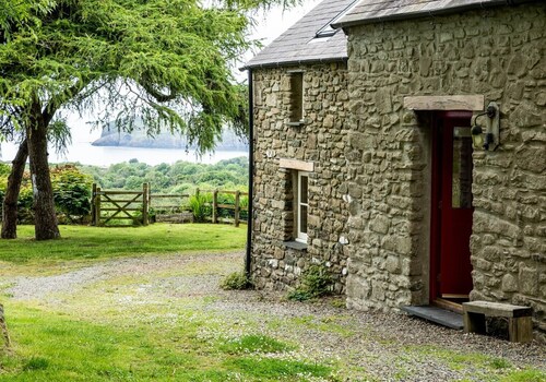 Beautifully converted barn on Angel Mountain (Carn Ingli). Sea view & spectacular sunsets