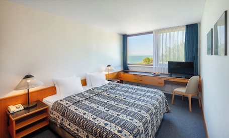 Minibar, escritorio, cortinas blackout y wifi gratis . Club Tihany Resort