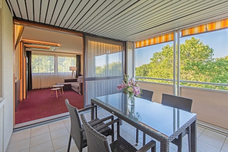 Minibar, escritorio, cortinas blackout y wifi gratis . Club Tihany Resort