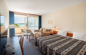 Minibar, skrivebord, blendingsgardiner og wi-fi (inkludert)