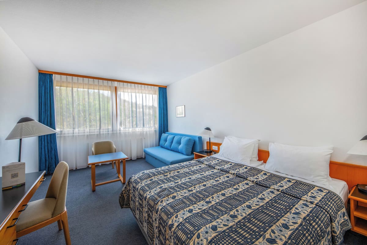 1 slaapkamer, een minibar, een bureau, verduisterende gordijnen