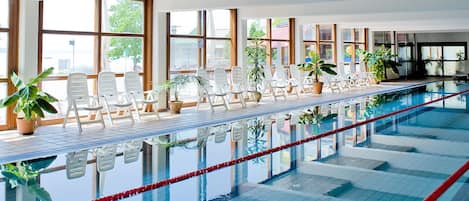 Inomhuspool och solstolar