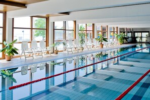 Innendørsbasseng og solsenger