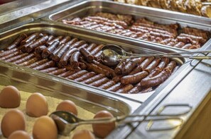 朝食 (ビュッフェ)、毎日提供 (無料)