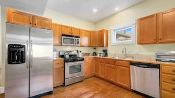 House, 2 Queen Beds, Patio, Garden View (118 Whitcomb - Unit A (main)) | Private kitchen | Fridge, microwave, oven, stovetop