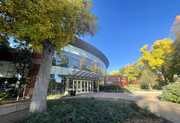 المنشأة من الخارج