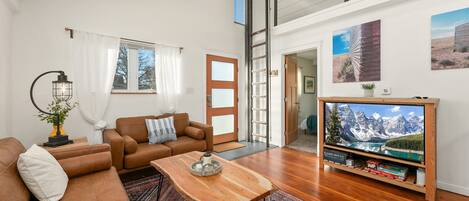 House, Multiple Beds, Patio, Garden View (322 N. Meldrum) | Living area | 40-inch TV with digital channels