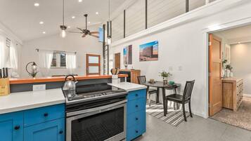 Rumah, Beberapa Tempat Tidur, patio, pemandangan kebun (322 N. Meldrum) | Dapur pribadi | Lemari es, microwave, oven, dan kompor