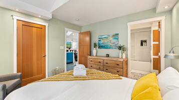 Casa, varias camas, patio, vistas al jardín (322 N. Meldrum) | 2 dormitorios, wifi gratis, ropa de cama