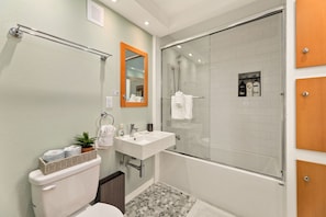 Maison, Plusieurs lits, patio, vue sur le jardin (322 N. Meldrum) | Salle de bain | Articles de toilette griffés, serviettes fournies