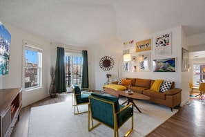 Casa de ciudad, 2 camas Queen size, patio, vista al jardín | Área de sala de estar | Televisión de pantalla plana de 45 pulgadas con canales digitales 