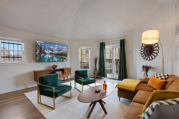 Casa, várias camas, varanda, vista para o jardim (242 Pine Street) | Área de estar | TV 40 polegadas com canais digitais