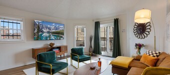  Pine Street Loft – Steps from Old Town Square!