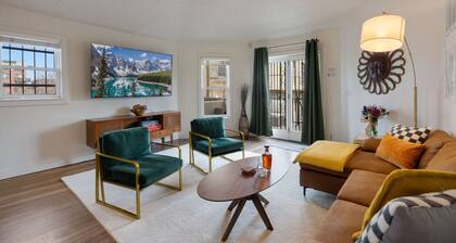 Pine Street Loft – Steps from Old Town Square!