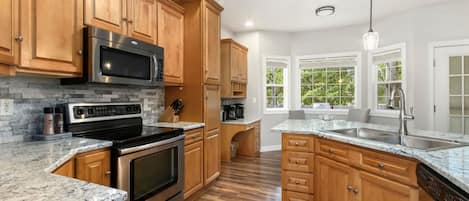 House, Multiple Beds, Patio, Garden View (298 Fieldstone Dr. Windsor) | Private kitchen | Fridge, microwave, oven, stovetop