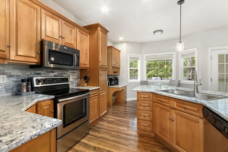 House, Multiple Beds, Patio, Garden View (298 Fieldstone Dr. Windsor) | Private kitchen | Fridge, microwave, oven, stovetop