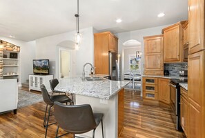 Casa, várias camas, varanda, vista para o jardim (298 Fieldstone Dr. Windsor) | Cozinha privada | Geladeira, micro-ondas, fogão, cooktop