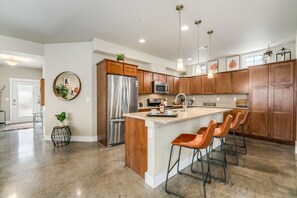 獨棟房屋, 多張床, 庭院, 花園景觀 (239 Urban Prairie St.) | 私人廚房 | 電冰箱、微波爐、烤箱、爐台