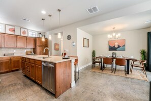 獨棟房屋, 多張床, 庭院, 花園景觀 (239 Urban Prairie St.) | 私人廚房 | 電冰箱、微波爐、烤箱、爐台