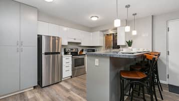 Apartment, 1 Queen-Bett und Schlafsofa, Terrasse, Gartenblick (220 Peterson St Unit 3) | Eigene Küche