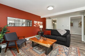 Appart'hôtel, 1 grand lit et 1 canapé-lit, patio, vue jardin (220 Peterson St Unit 3) | Coin séjour