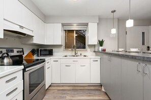 Condo, 1 Queen Bed with Sofa bed, Patio, Garden View (220 Peterson St Unit 3) | Private kitchen
