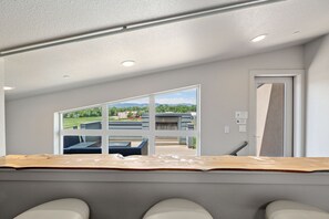 Hus, flere senger, terrasse, hageutsikt (844 Jerome St. (Unit 1)*) | Innvendig