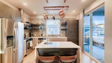 Refrigerador, microondas, horno, placa de cocina