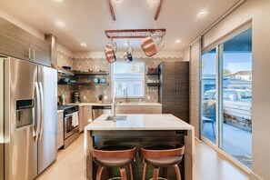 Hus, flere senger, terrasse, hageutsikt (844 Jerome St. (Unit 1)*) | Eget kjøkken | Kjøleskap, mikrobølgeovn, ovn og kokeplater