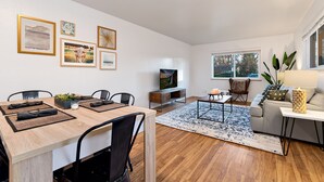 公寓客房, 多張床, 廚房, 花園景觀 (1020 Garfield St. (Suite 4)) | 用餐區