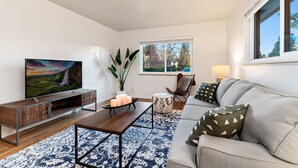 公寓客房, 多張床, 廚房, 花園景觀 (1020 Garfield St. (Suite 4)) | 起居區